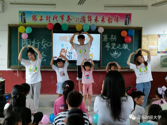 陶行知暑期希望之旅团队成员在聊城市东昌府区回民希望小学支教课堂