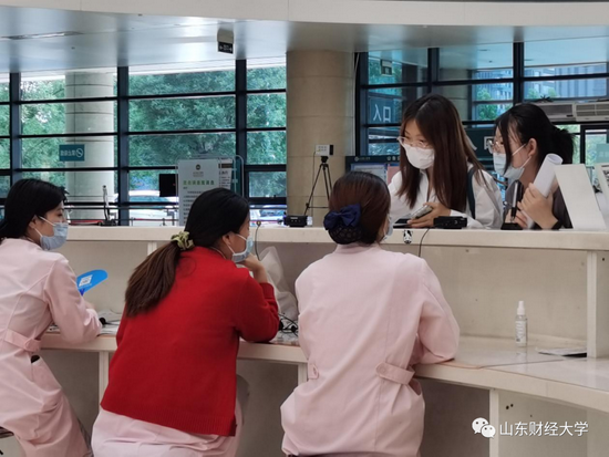 济南市历下区部分医院老年人就医者在适老化背景下电子预约现状调研团队在山东省立医院调研
