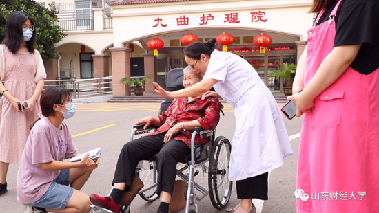 “晨夕”团队成员在临沂市九曲护理院向老人询问情况